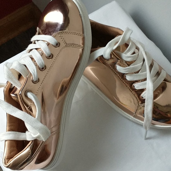 🥳 HP!🎉🥳 Cat&Jack Metallic Sneakers Girls 4 NWOT - Picture 2 of 5